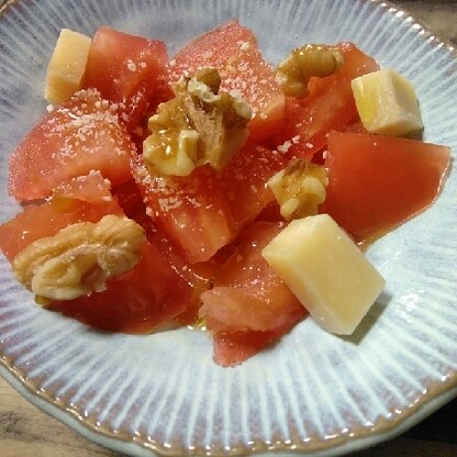 こんばんは☆きょうはこちら٩(ˊᗜˋ*)و
トマトと胡桃にチーズで美味しいイタリアンサラダに✨
美味く体にいいレシピありがとうです♡